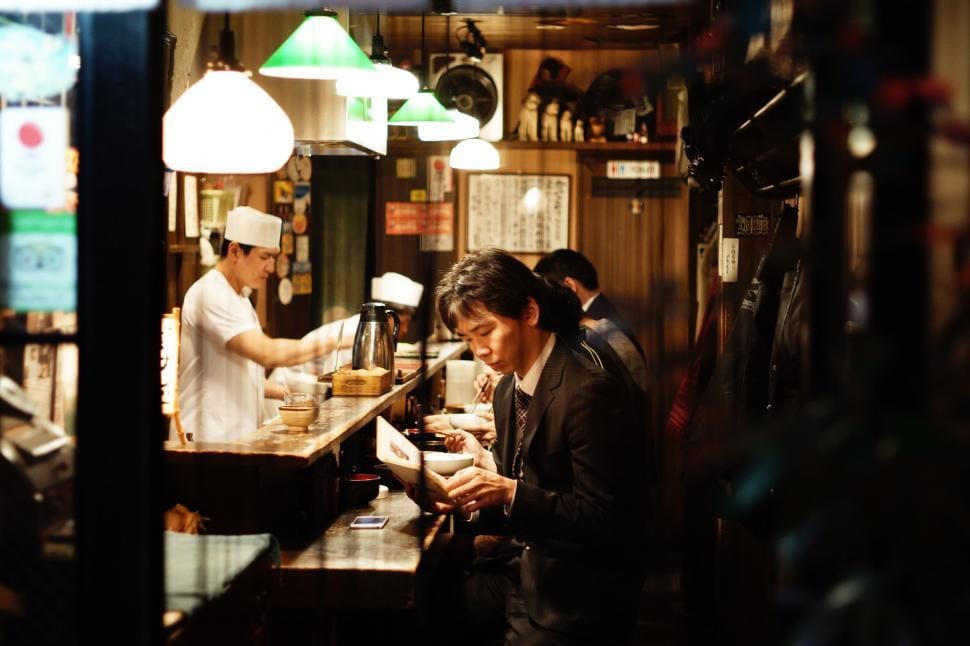 店舗カウンターでの接客
